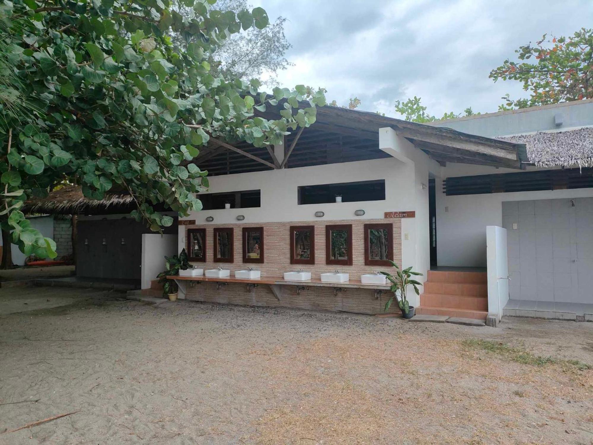 Cabin In San Narciso Hotel Exterior photo