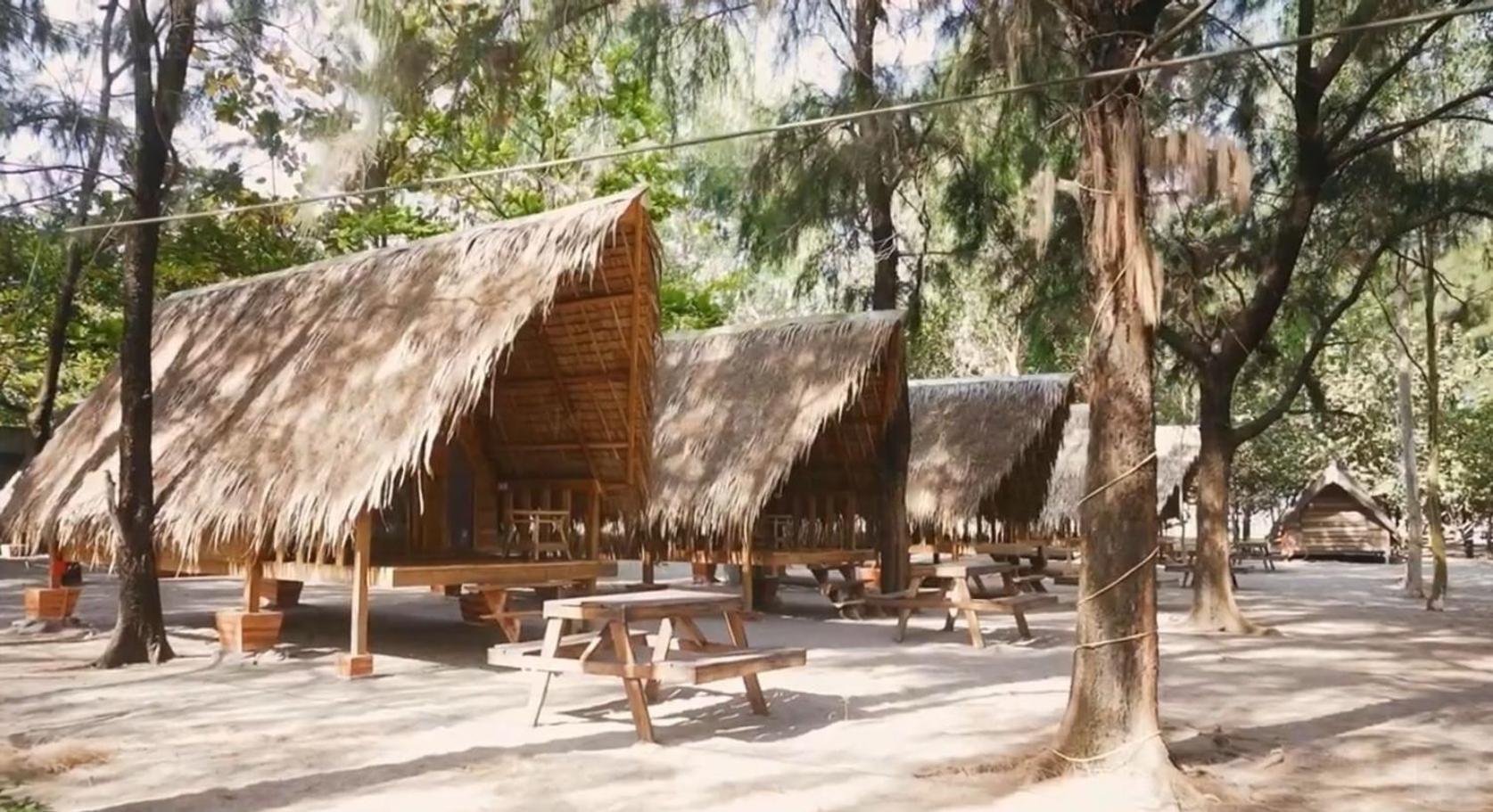 Cabin In San Narciso Hotel Exterior photo